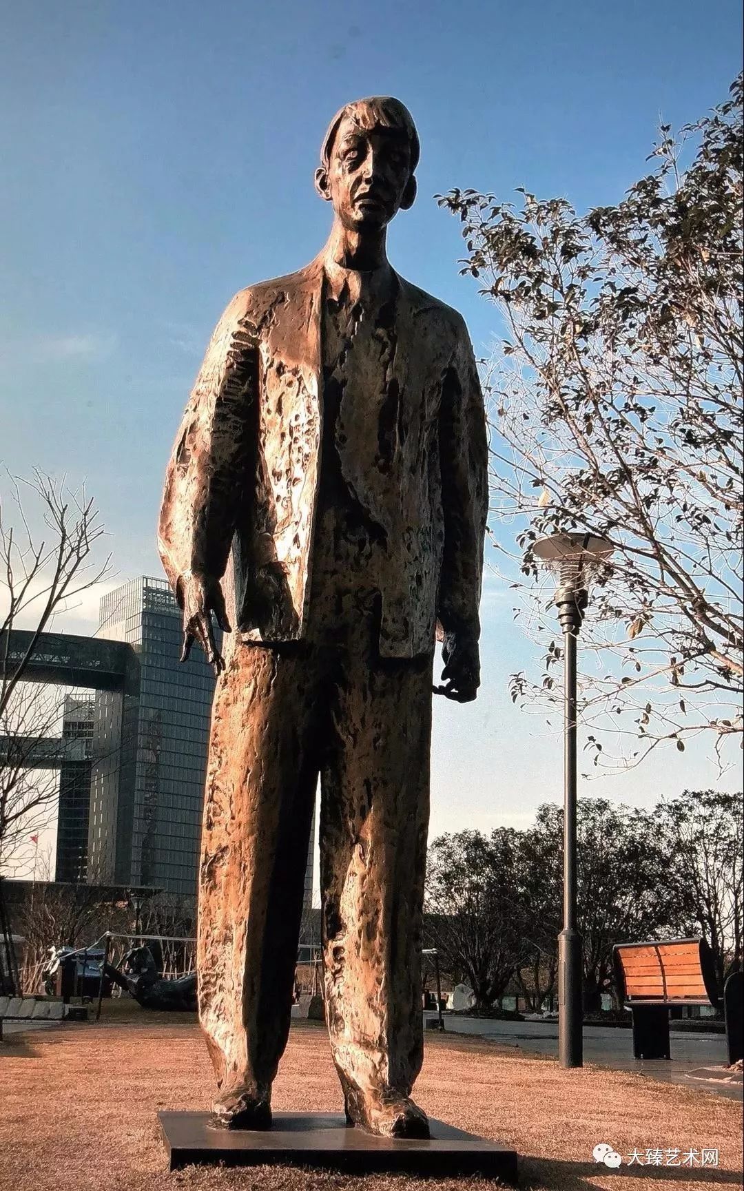 雕塑家翟庆喜对于形体处理他达到了随心所欲信手拈来的境界