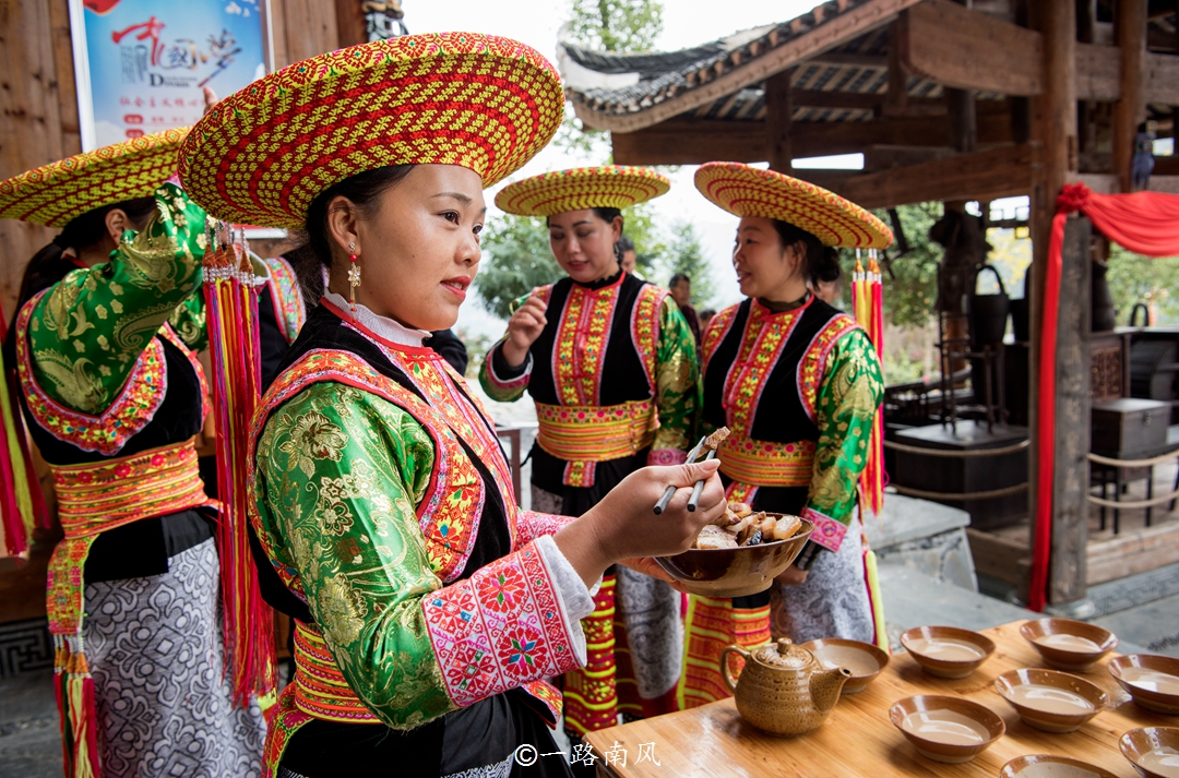 原创湖南大山里有座枫香瑶寨,当地人用板凳跳舞,姑娘美丽又大方!