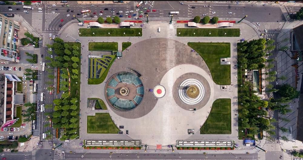 天府广场代表太极二环路代表八卦东西巨龙代表两仪四层的天府广场代表