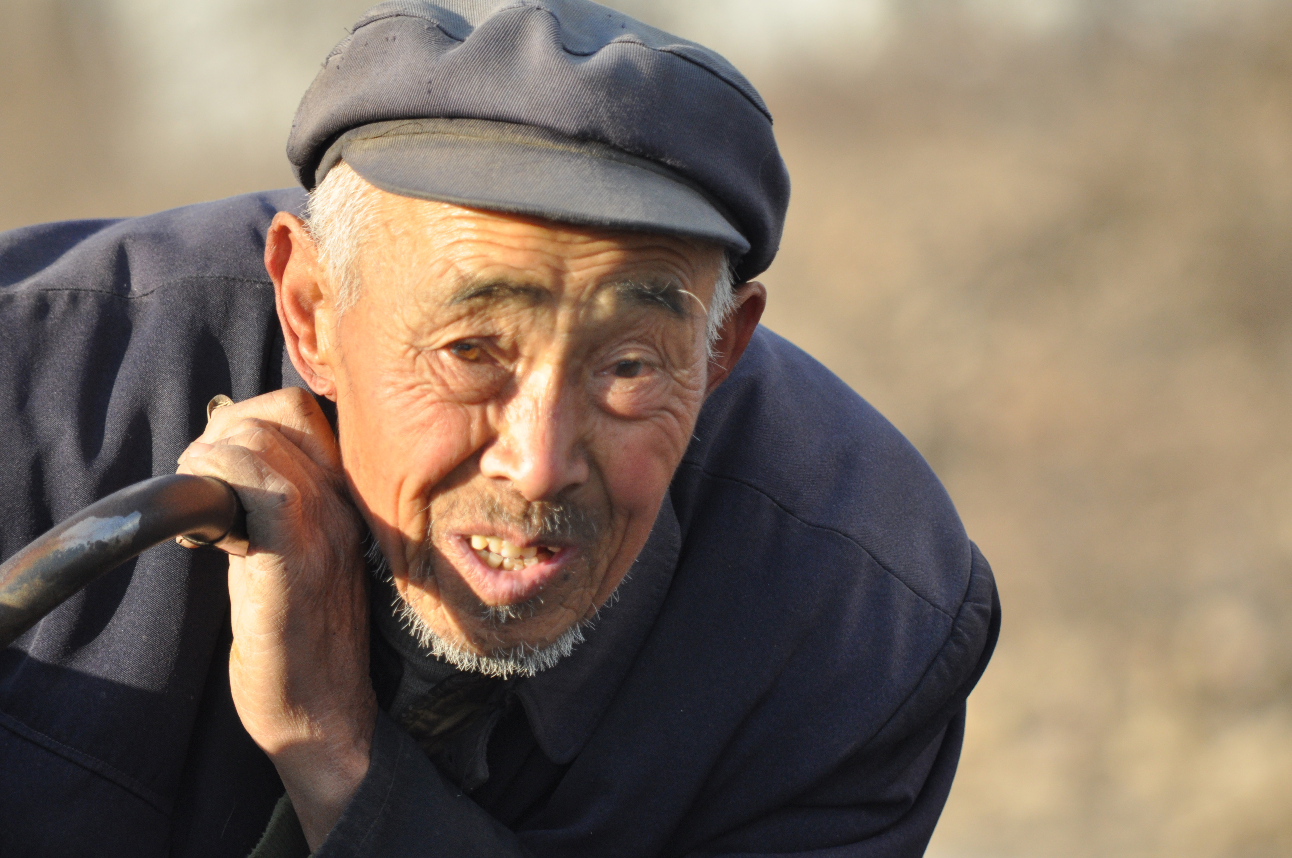 农村八旬大爷一生未娶,骑脚踏车追哥哥3年,晚年与嫂子相依为命