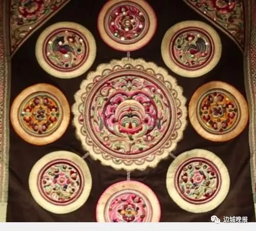 精美的侗锦"我身上穿的这些都是自己织的,都是我们侗族的生活用品