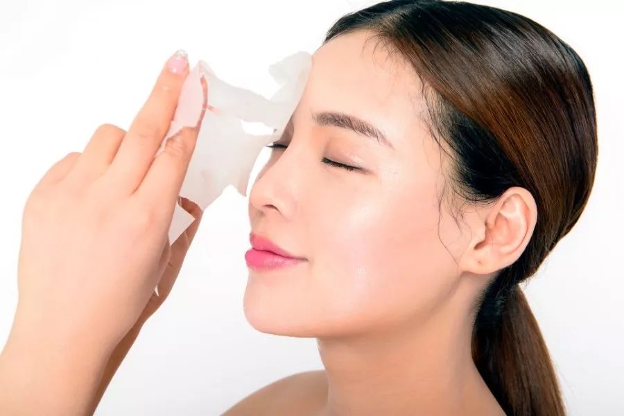 水蒸气等能让毛孔向外排出脏东西,但是你却在脸上浮上一层面膜