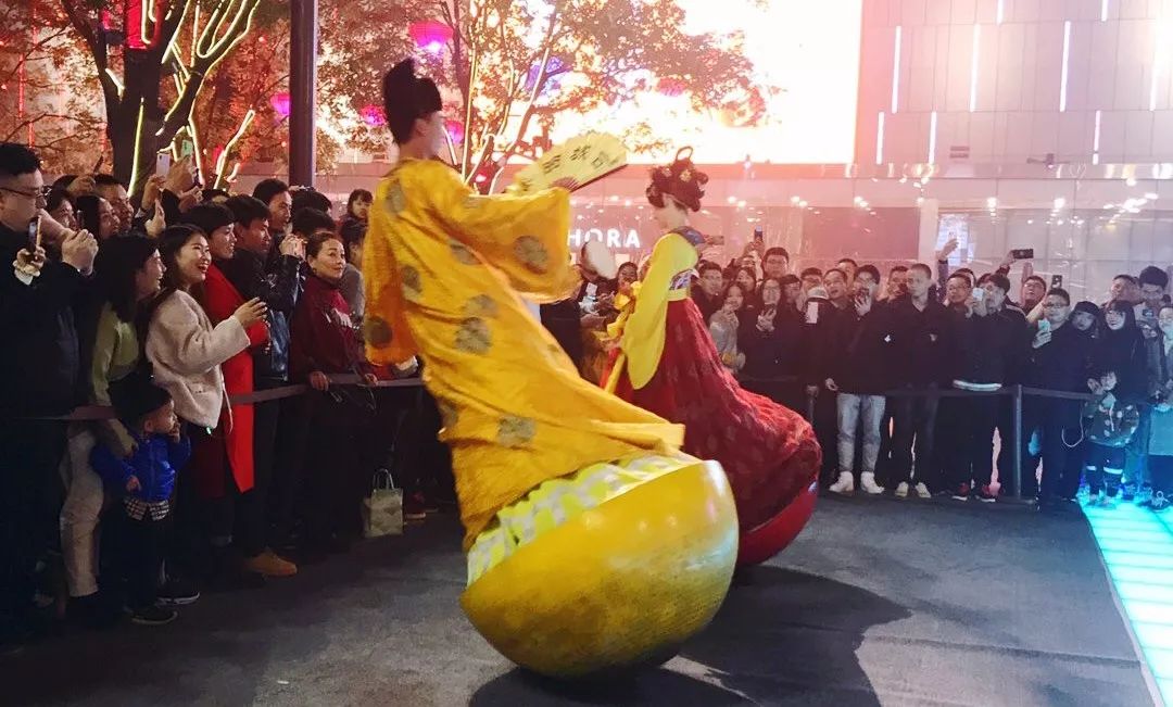 如何才能成为火遍全网的不倒翁小姐姐?_表演