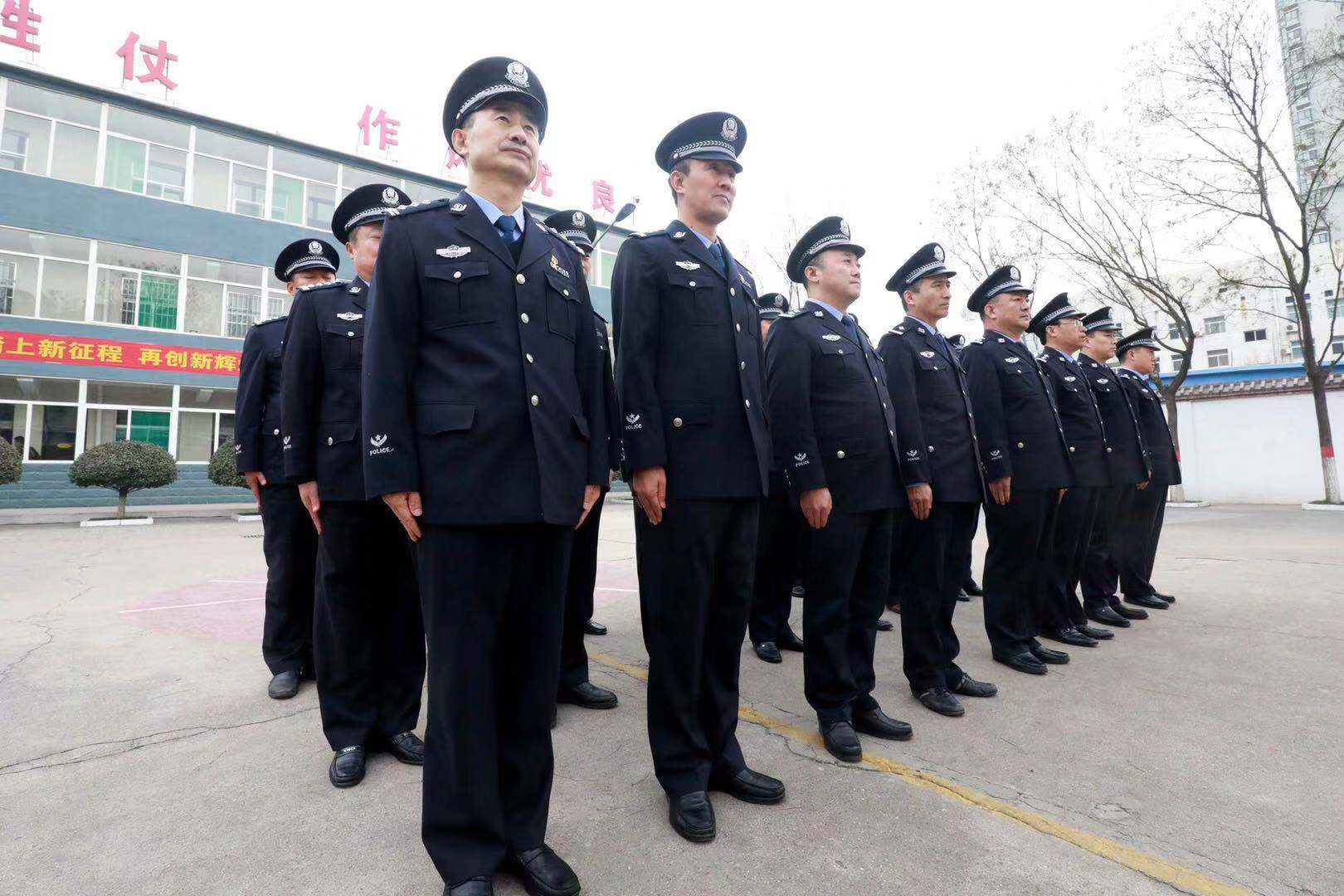 中阳县公安局组织民警开展队列礼仪训练