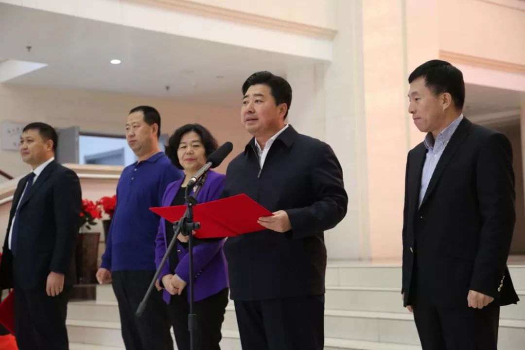 自治区生态环境厅党组成员,副厅长莫晓莲,包头市政府副市长王美斌共同