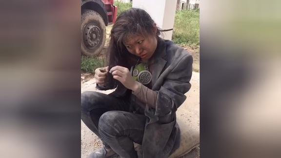 励志水泥妹张方方花一般的年纪为了生活却把自己过得狼狈不堪