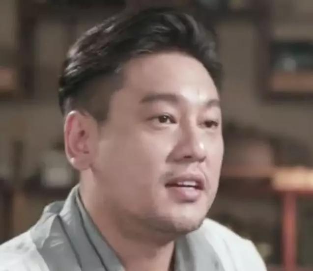 40岁朱孝天发福脸肿惊现双下巴!偶像鼻祖中年凄惨,过气后无人理!