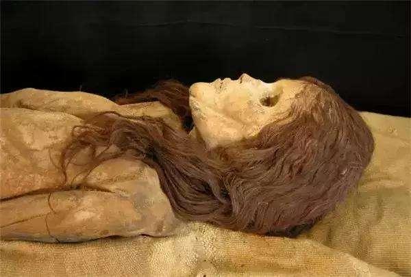 出土完好的古代女尸图片