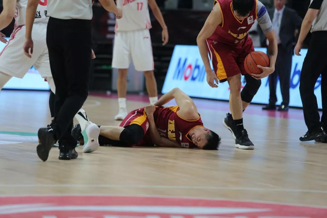 原创球员受伤,无担架无医生!竟靠6个队友抬下去