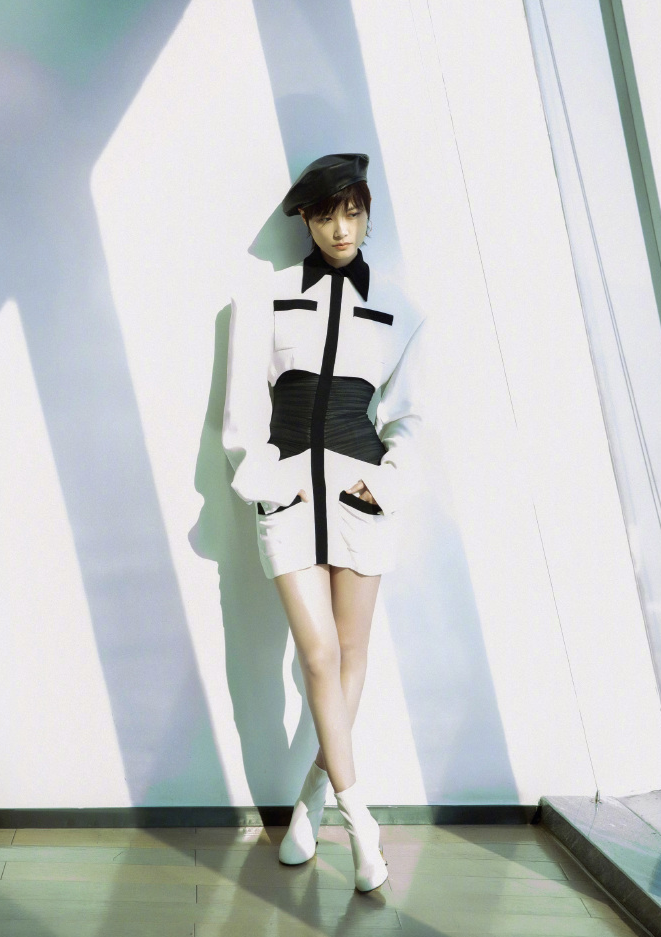 李宇春太敢穿!大冬天穿羽绒服下面却光腿,别针当耳环戴时髦炸了