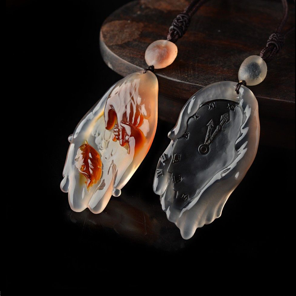 从小学油画的张玉洪早就对色彩的利用了如指掌,应用到作品中,他能让