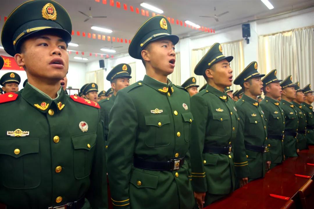 实拍军营授衔宣誓仪式00后新兵迎来成人礼真正成为军人