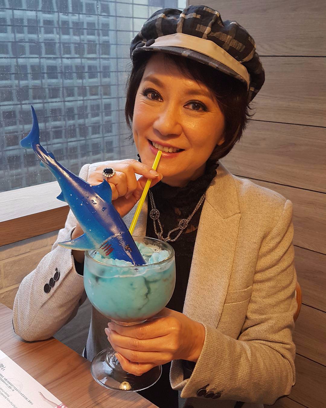 原创李小龙"银幕情侣"苗可秀出镜,67岁气质犹在,高清镜头下不显老