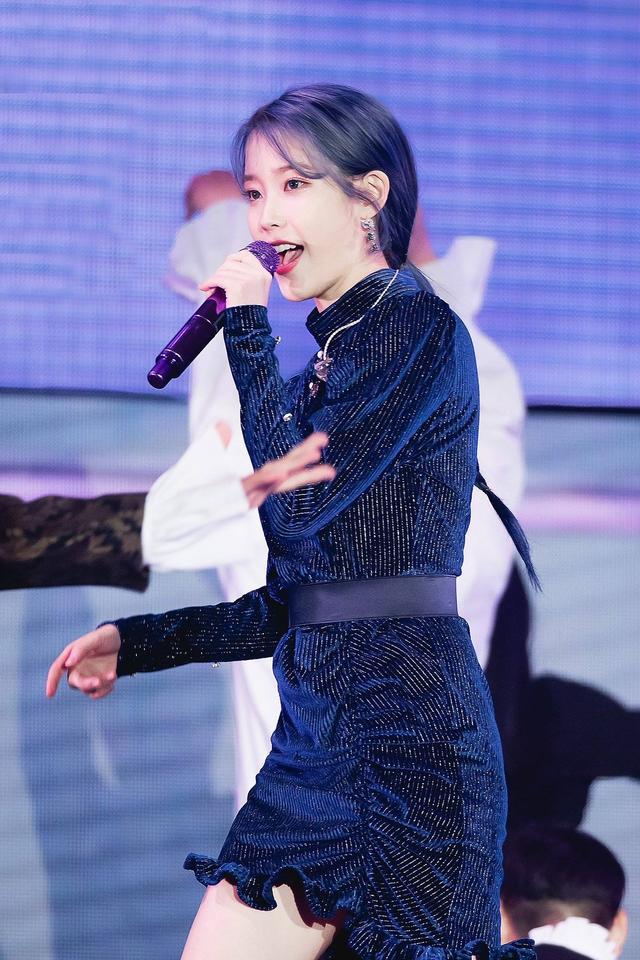 原创iu李知恩二次元美少女在人间蓝发配紫衣美得清纯可人