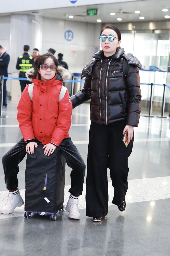 陶虹母女出行11岁徐小宝个头猛窜直逼妈妈同穿羽绒服认真过冬