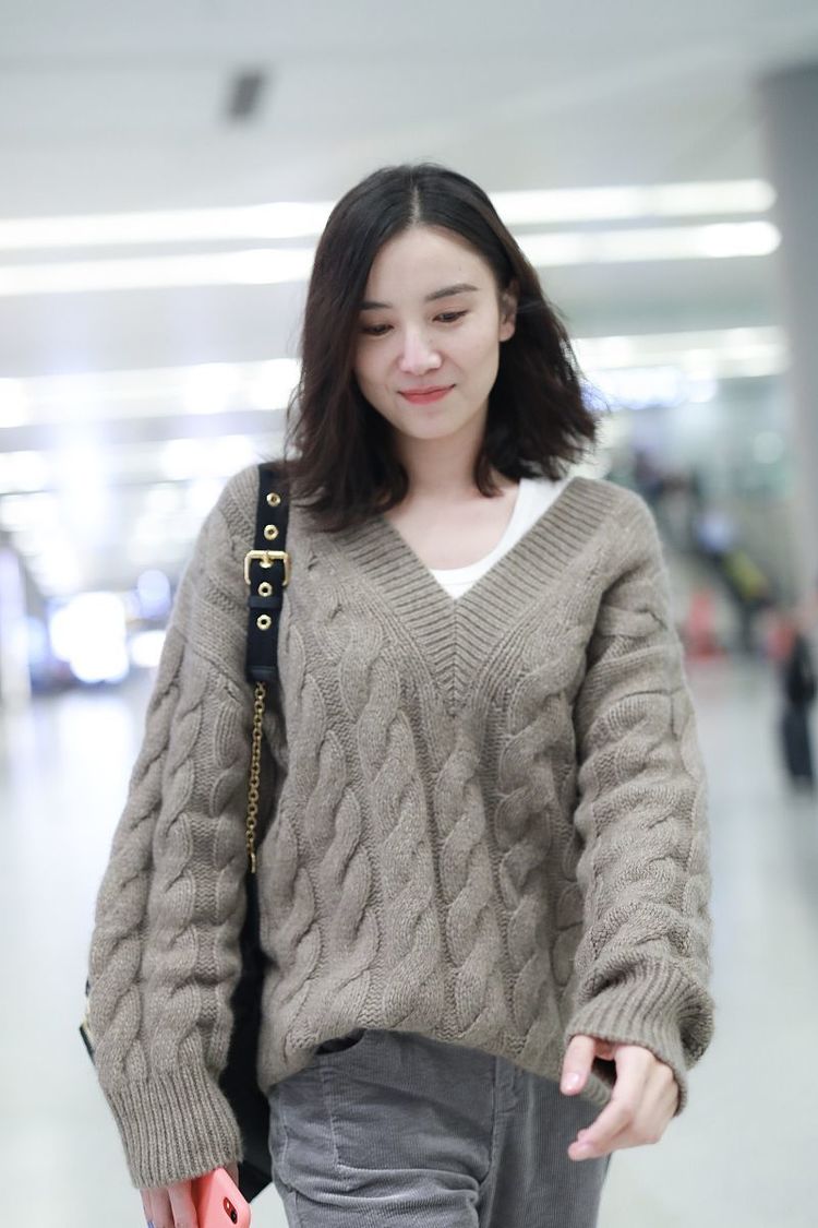 想要提升自己时尚魅力,看看小宋佳的穿搭新招数,原来随性才是最时尚