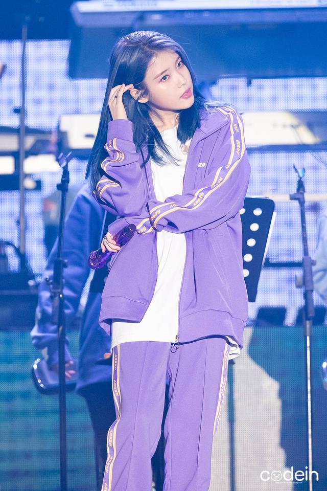 iu李知恩!"二次元美少女"在人间,蓝发配紫衣,美得清纯可人