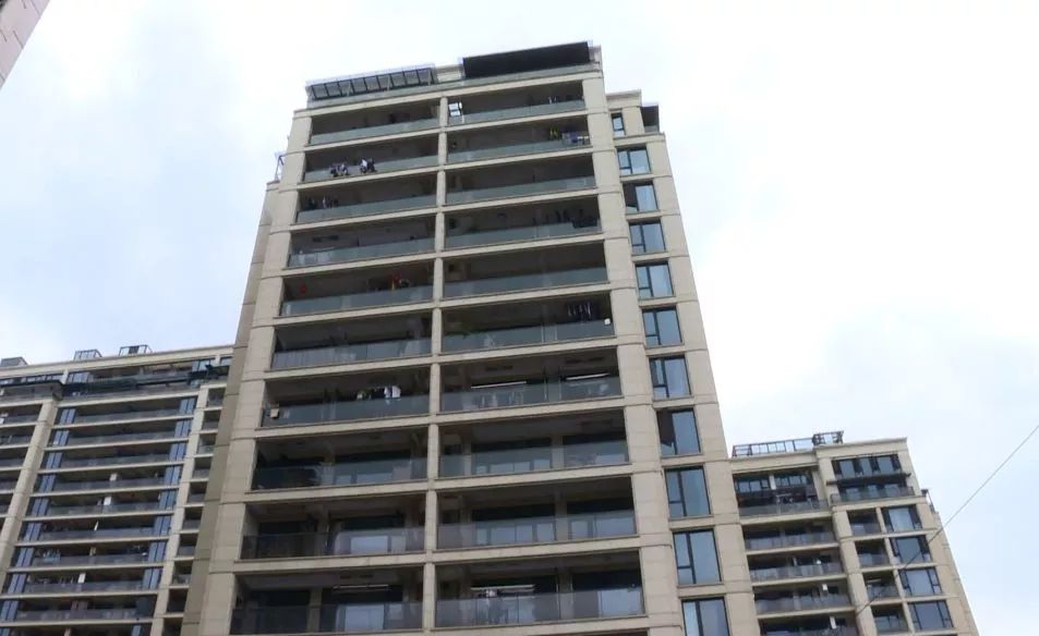 青岛一男子从8楼往窗外狂扔啤酒瓶,砸碎了自家窗户…民警赶来,将他