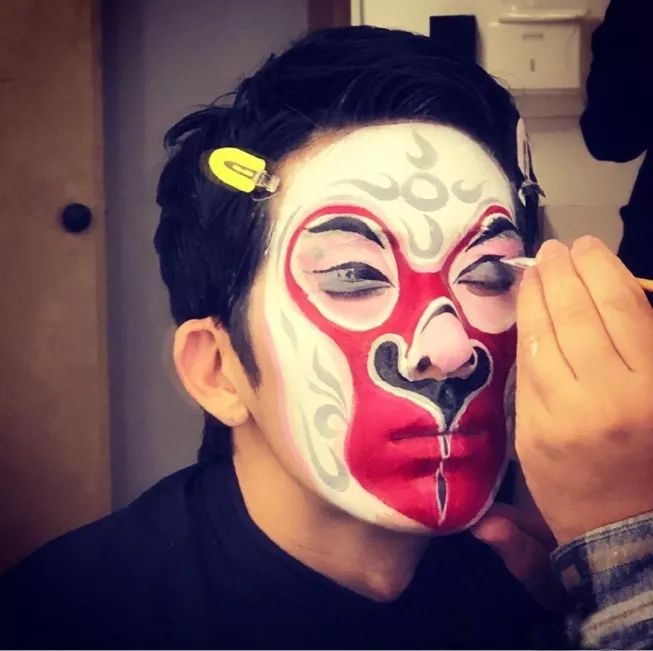 戏曲妆容配合武术动作,复刻京剧猴脸脸谱,国之颜色,国之神态,国之背景