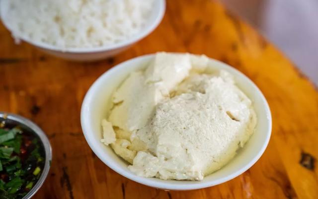 到自贡必吃的富顺豆花,裹上蘸水配上米饭,这味道简直绝了!