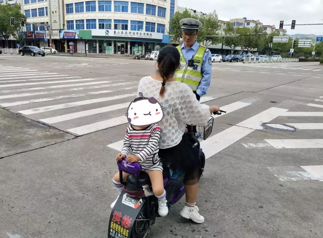 当象山小车转弯不打转向灯,遇上骑车带人不带头盔……_电动车