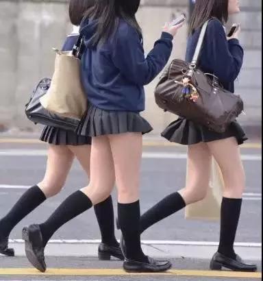 日本妹子是如何做到冬天光腿穿短裙的
