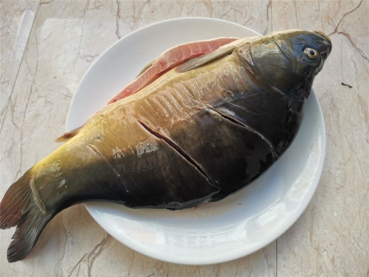 膜要去除干净,鱼腹内的黑膜比较腥,要去除干净,然后擦净鱼表面的水分
