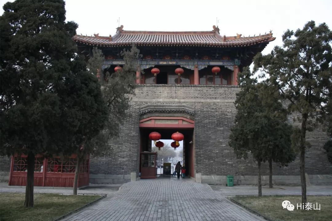 修复后的岱庙厚载门近景修复前的岱庙西华门复建后的岱庙西华门1985年