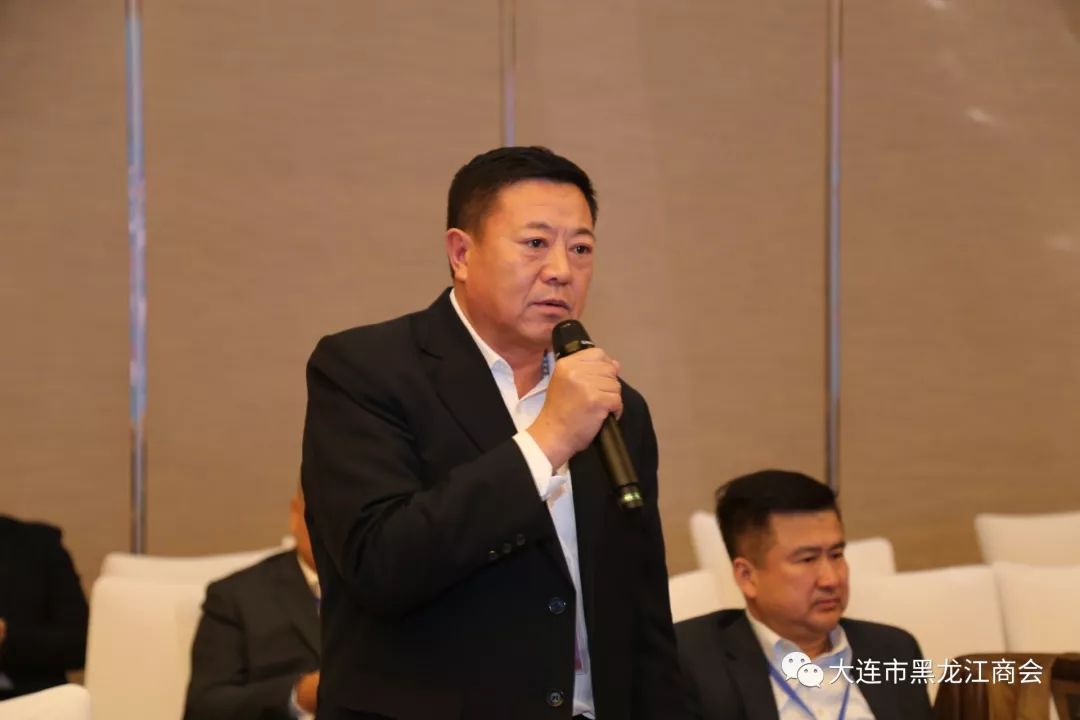 黑龙江商会贺信,随后进行"十大责任商会"和"十大杰出会长"颁奖以及第