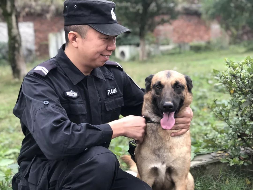 峨眉这位"高个子"警察,你一定看到过他!