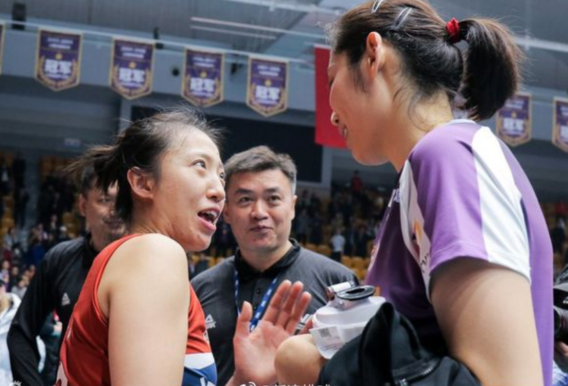 逗!朱婷爆头丁霞,双手合十致歉诚意满满,丁霞嘟嘴赛后拦着不让走