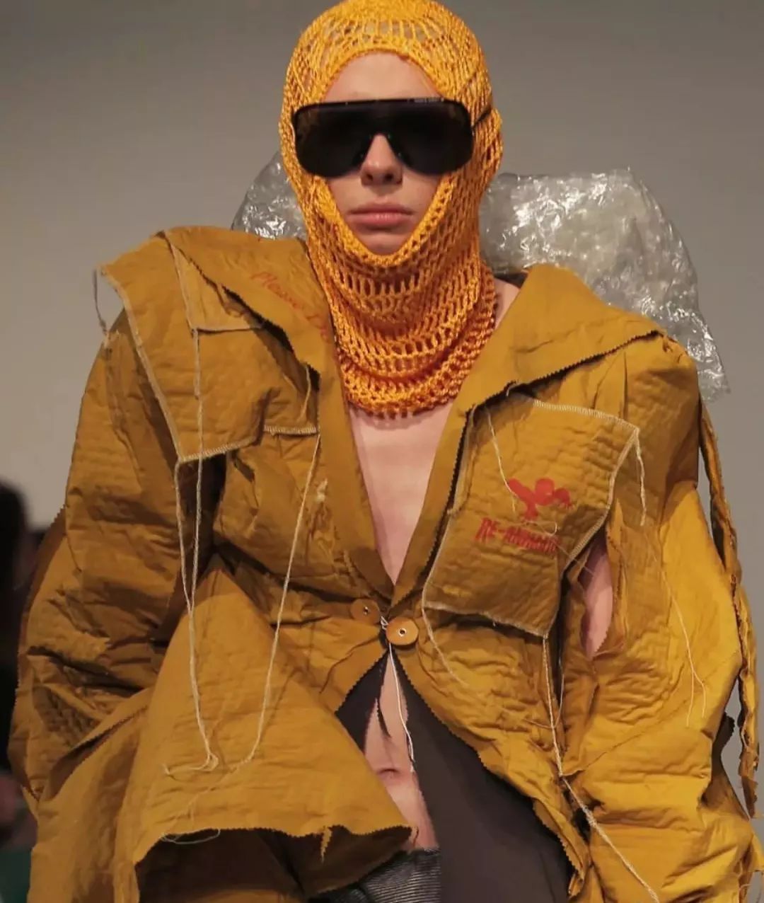 圣马丁设计师用杜邦纸,锡箔打造末日降落的科幻时装风!