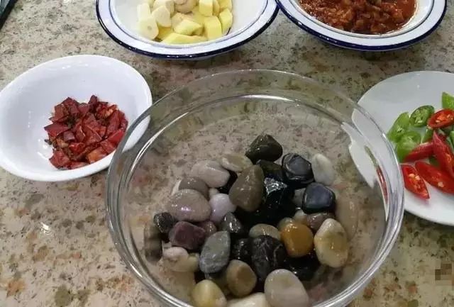 全世界最硬的硬菜居然在恩施！请客吃饭只要这一个菜就够了！_鹅卵石