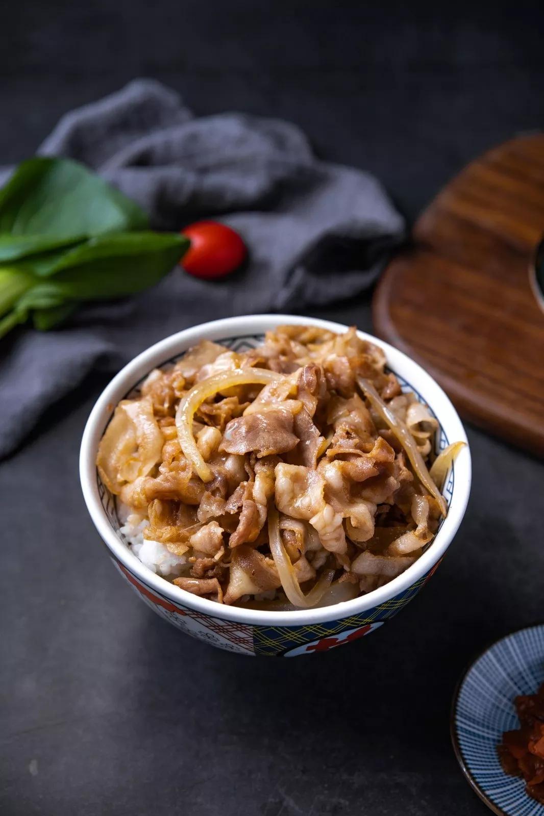 嘟立姆大碗丼丨一碗好吃到舔勺子的牛肉丼,進店還送風靡日本的太陽能