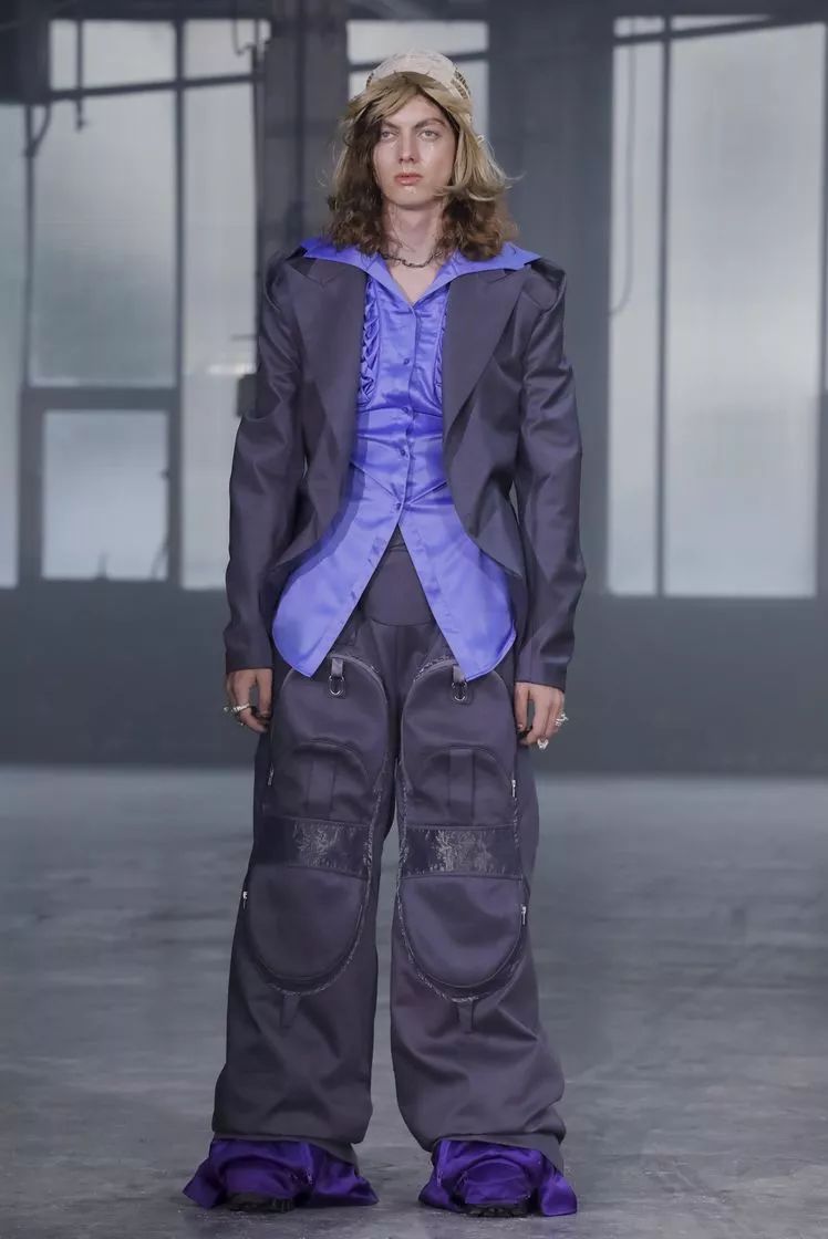 圣马丁设计师用杜邦纸,锡箔打造末日降落的科幻时装风!