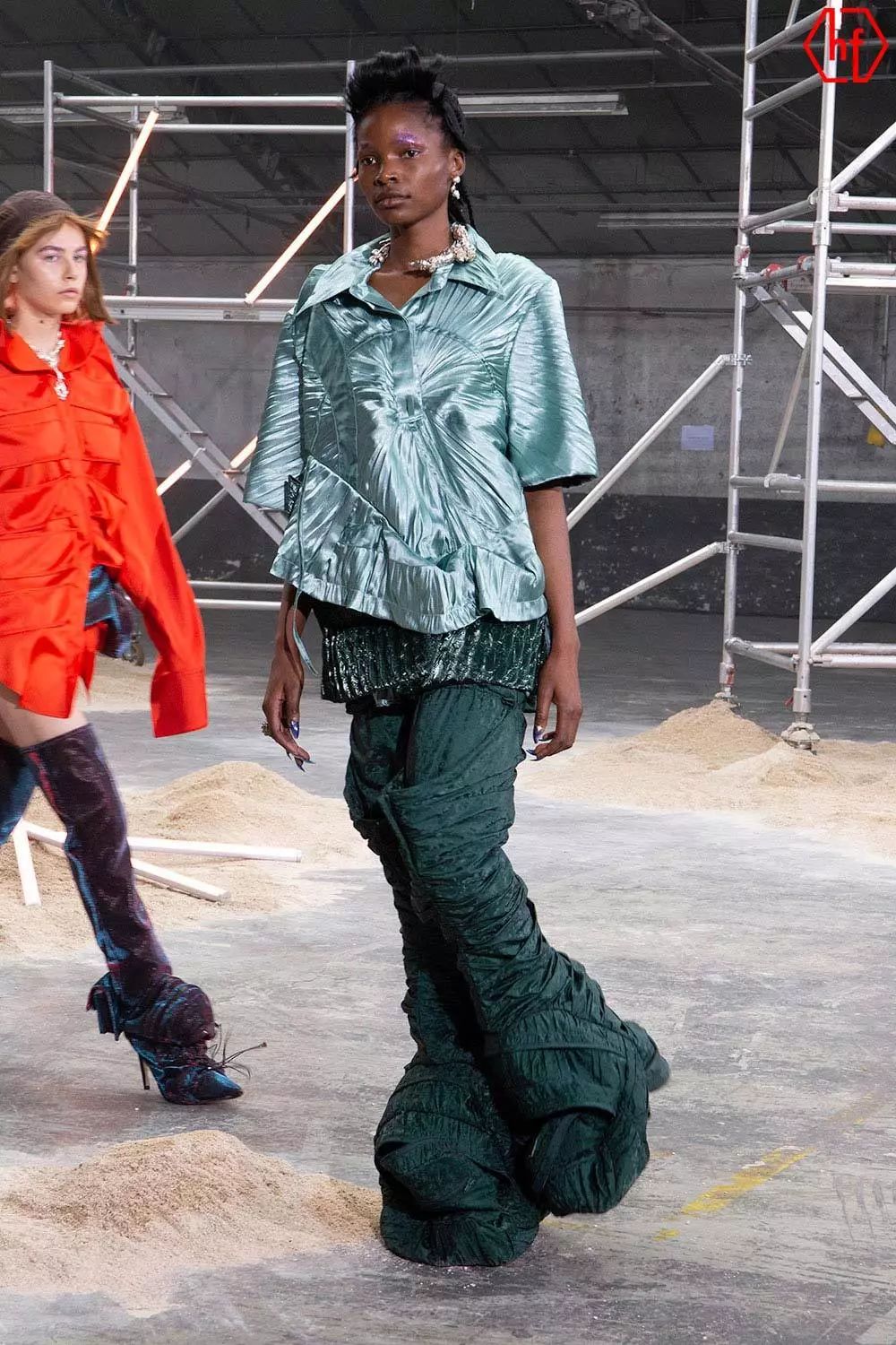 圣马丁设计师用杜邦纸,锡箔打造末日降落的科幻时装风!