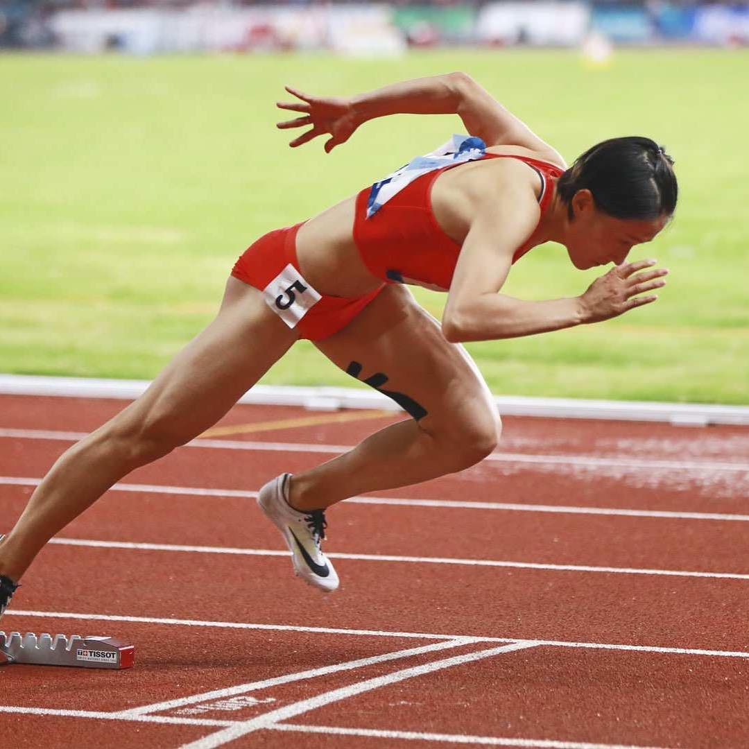 生涯巅峰在2018赛季,她首先在并不擅长的100米跑出11秒34个人最好成绩