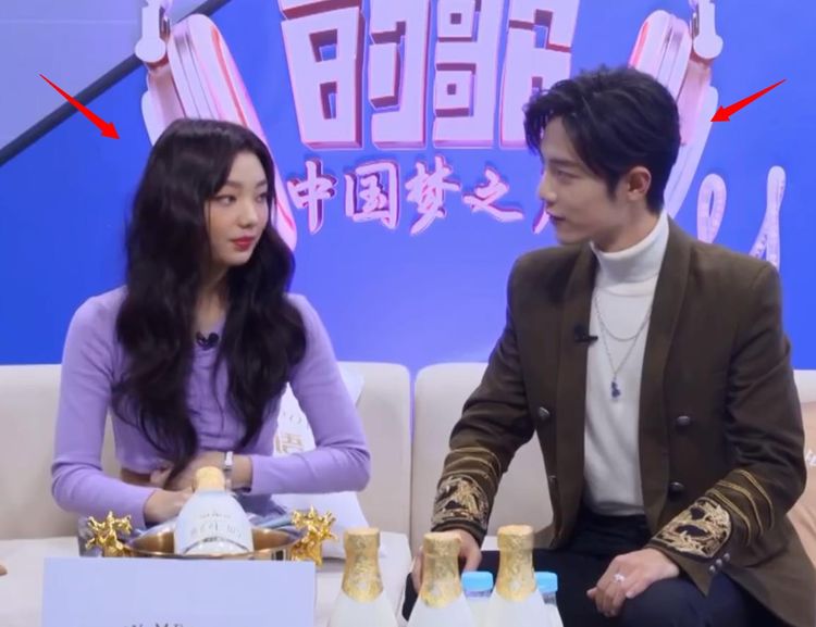 肖战与冷白皮李紫婷同框,节目组特地抓拍近景,肤色差距一目了然