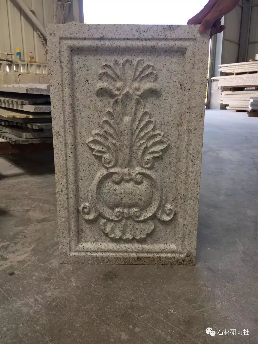 欧式石雕深受许多业主青睐许多欧式别墅的外墙门头都采用了欧式石雕