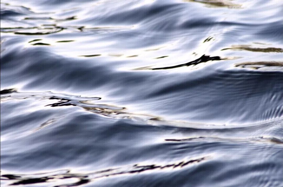 定格银波泛泛烟雨蒙蒙