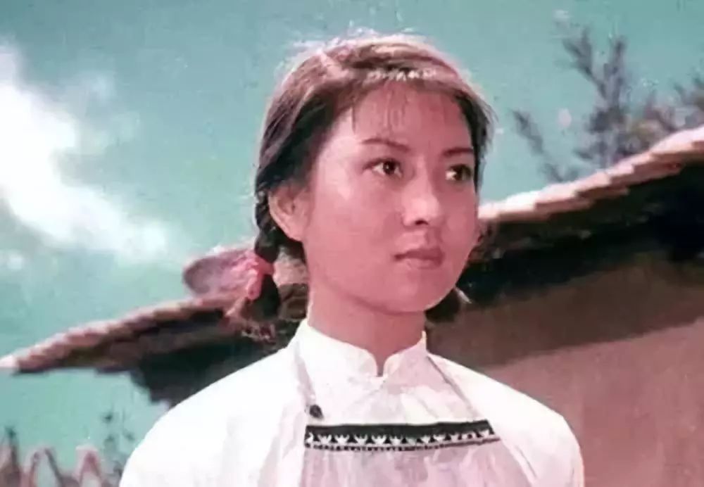 1980年,吴海燕阿姨又接受了在影片《白莲花》中扮演主人公白莲花,她将