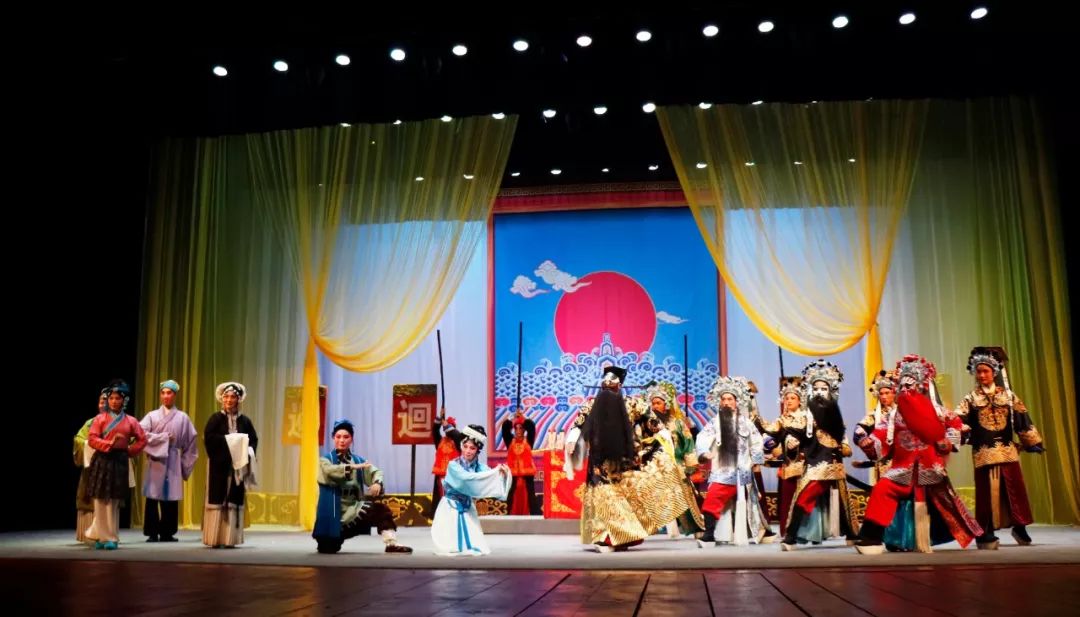 剧情简介:《下陈州》以一代廉吏包拯为主人公,讲述包拯查赃惩贪廉政