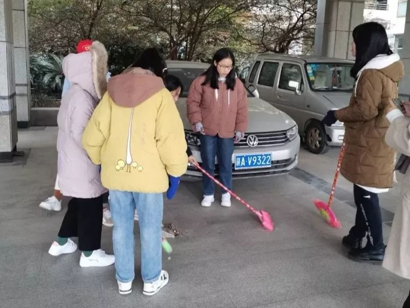 劳动的背影拿起工具捋起袖子活动进行中18会计一班志愿者为进一步加强