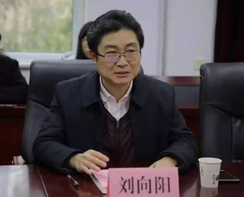 随后,刘会军与刘向阳分别代表校企双方共同签署捐赠协议,王文科代表