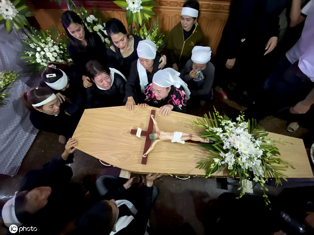 越南为第二批卡车遇难者举办葬礼 大批村民送行亲属悲痛欲绝