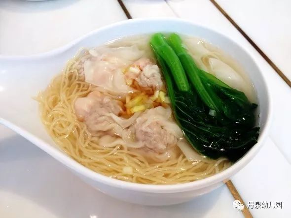 雞蛋蘋果中餐豆腐燜肉青瓜炒墨魚丸魚頭豆腐湯午點小白菜瘦肉湯公仔麵