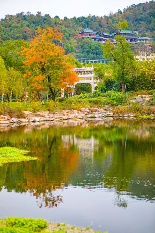 橢圓形的巨石上龍飛鳳舞的中央山公園四個大字