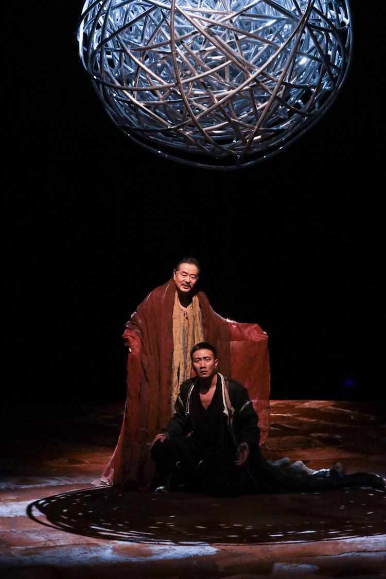 话剧《哈姆雷特》由北京李六乙戏剧工作室出品制作,新加坡滨海艺术