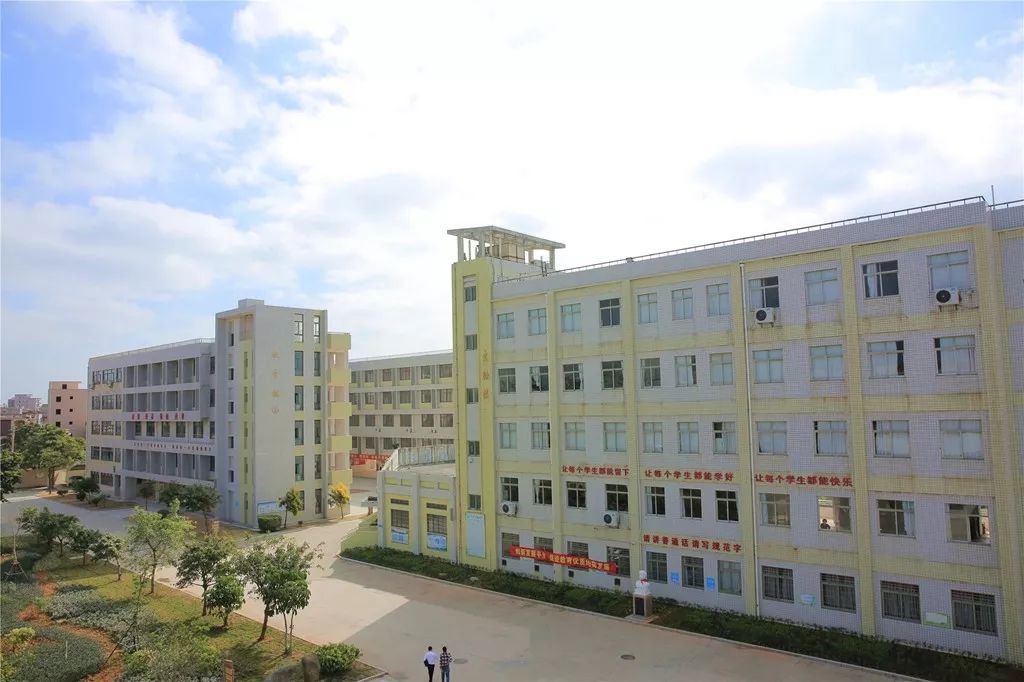 不止这一点莲河中学的厉害之处开展阳光体育活动是莲河中学的传统项目