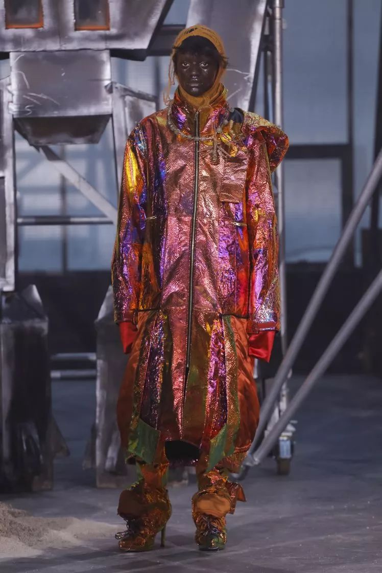 圣马丁设计师用杜邦纸,锡箔打造末日降落的科幻时装风!